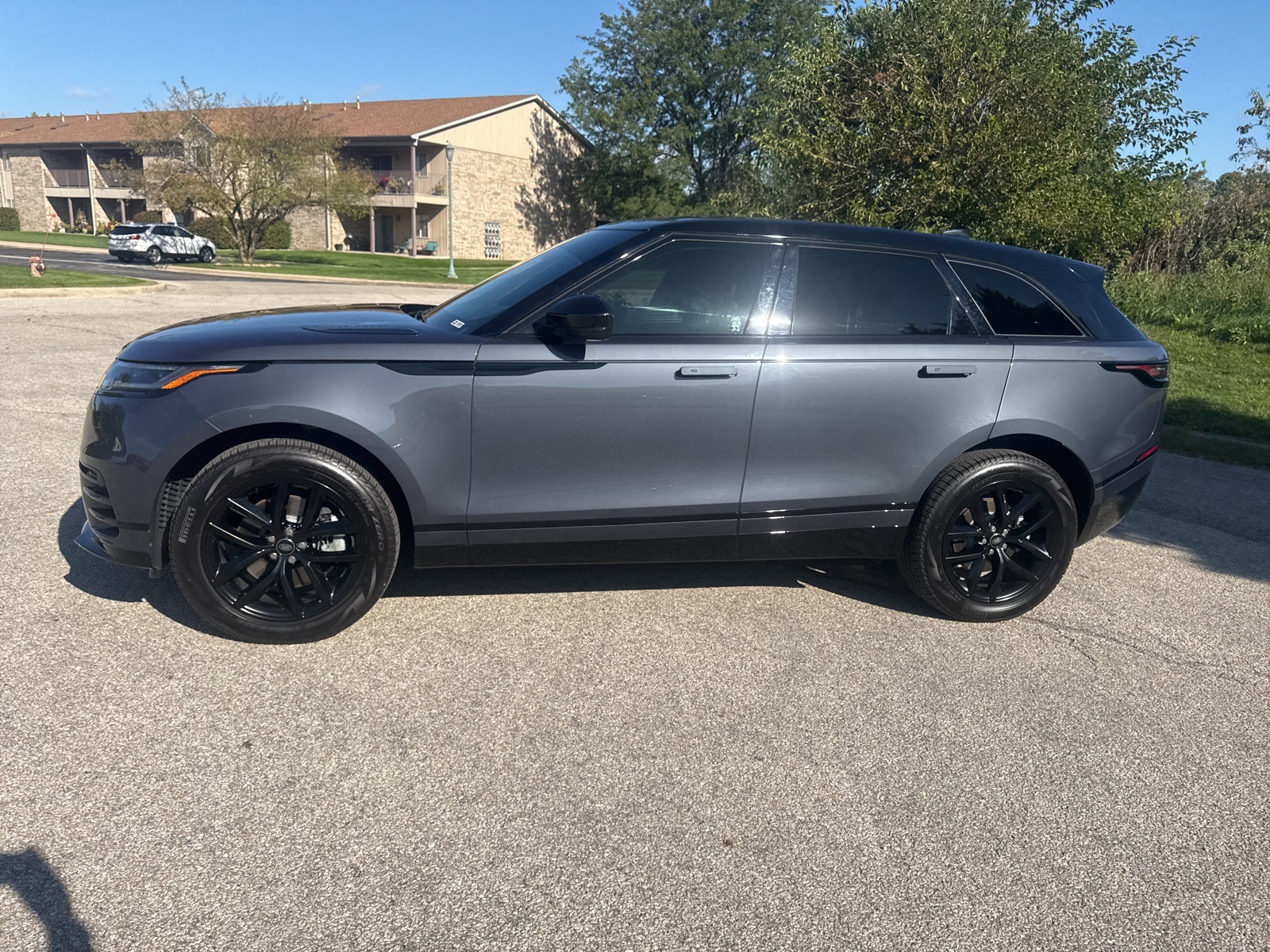 2025 Land Rover Range Rover Velar SE photo 3