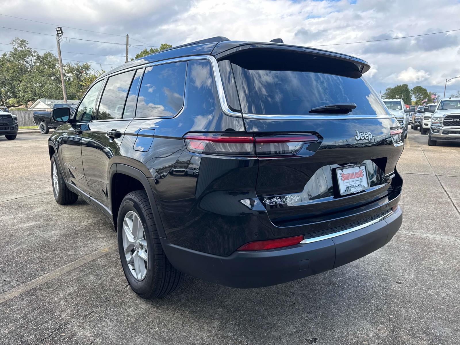 2025 Jeep Grand Cherokee Laredo X photo 3