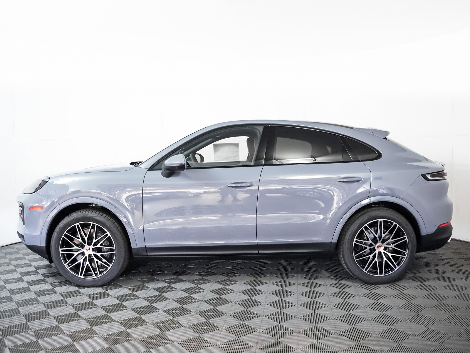 2025 Porsche Cayenne Coupe photo 2