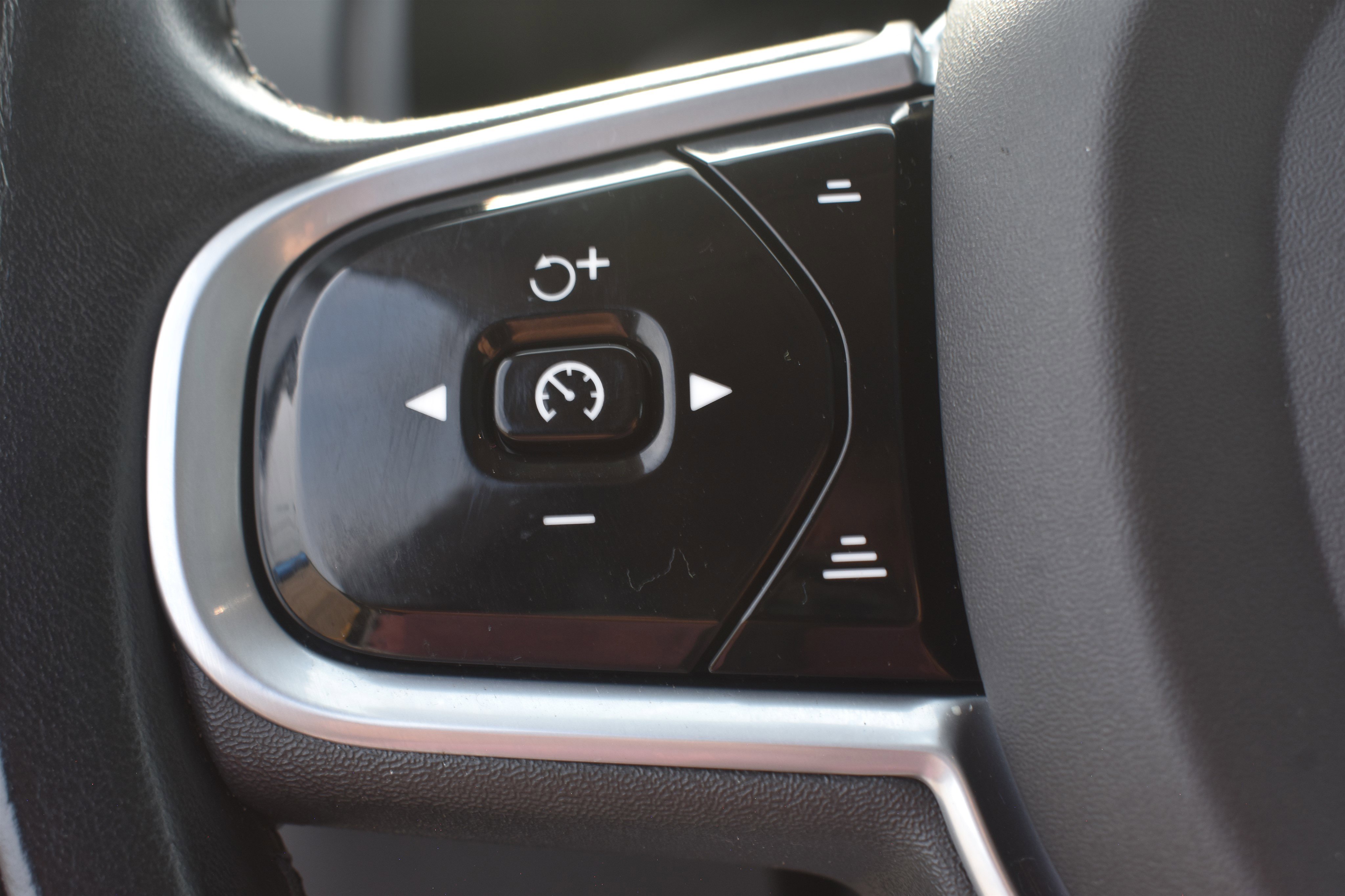 2022 Volvo XC90 T6 Momentum AWD photo 12