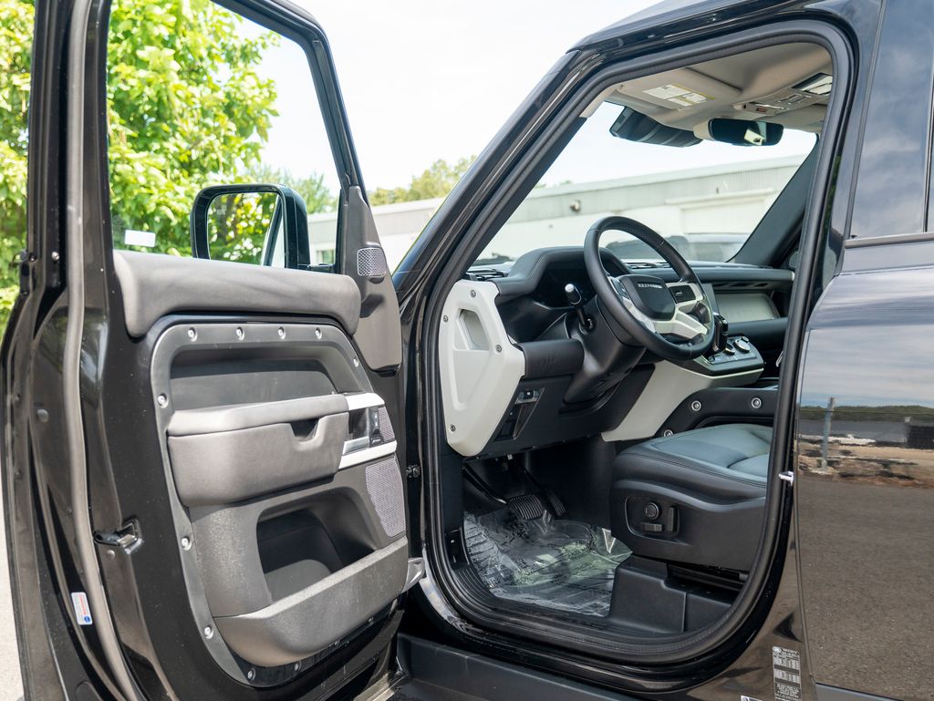 2024 Land Rover Defender 110 S photo 7
