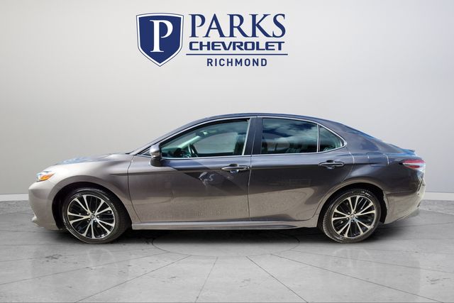 2020 Toyota Camry SE photo 4