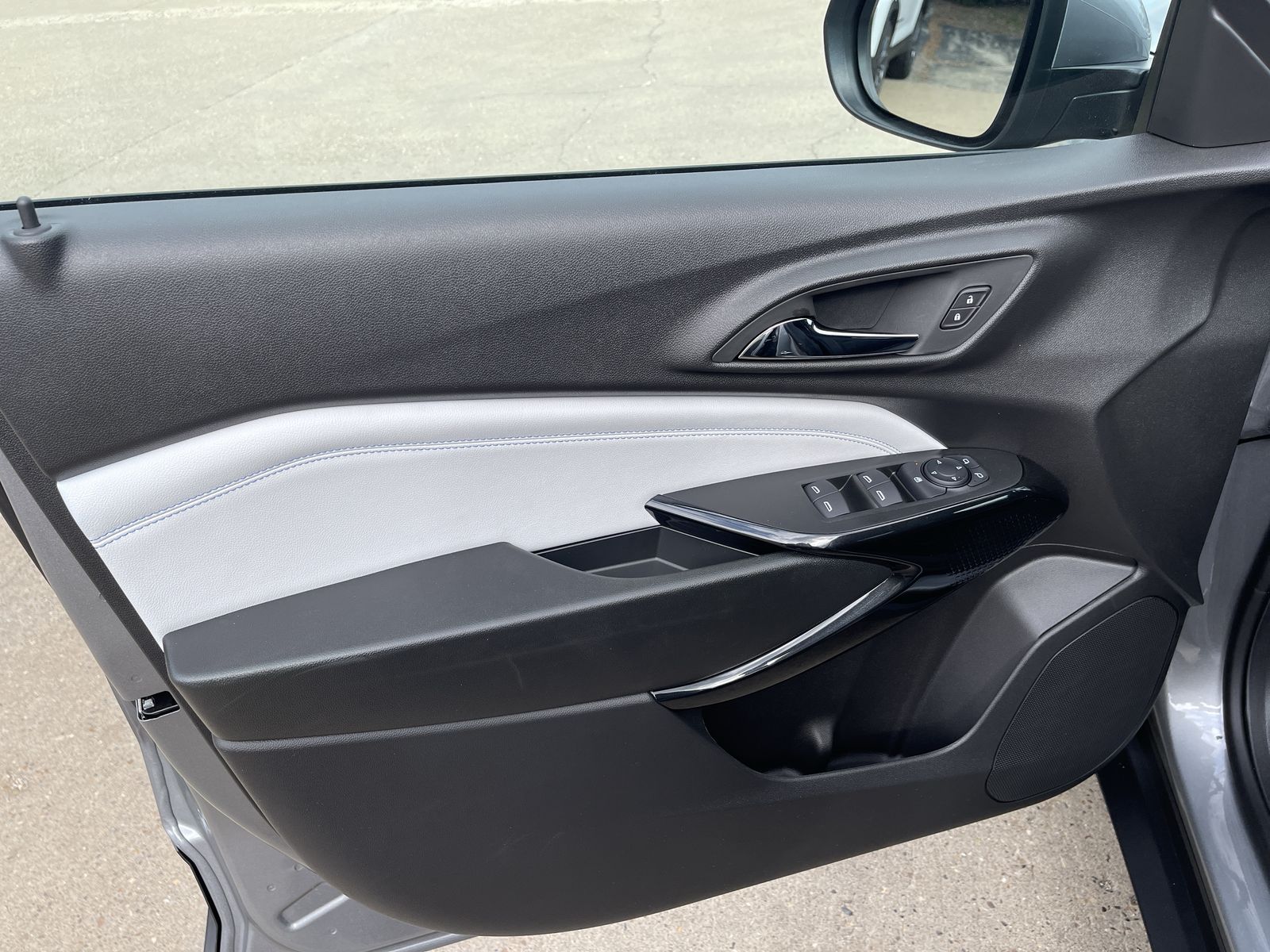 2025 Chevrolet Trax LT photo 10