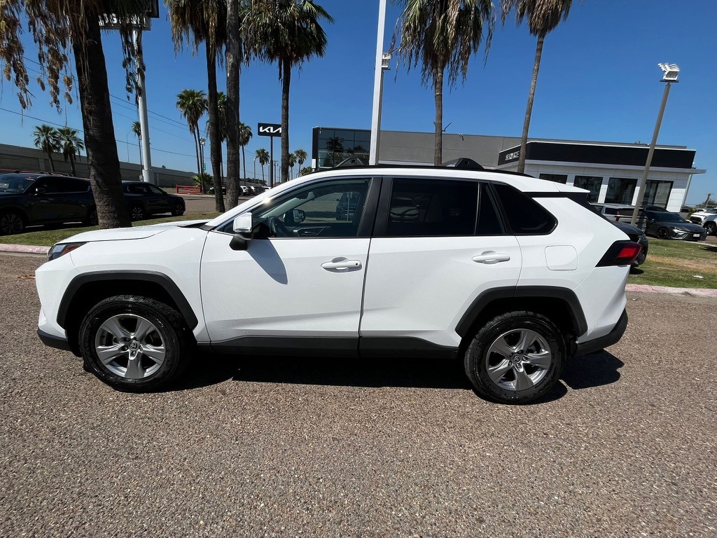 2025 Toyota RAV4 XLE photo 3