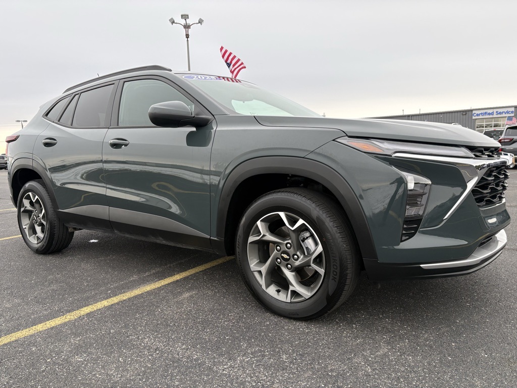 2025 Chevrolet Trax LT photo 2