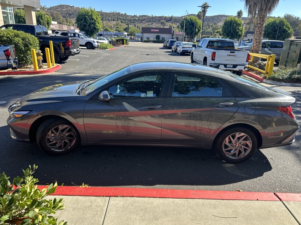 2024 Hyundai Elantra SEL photo 4