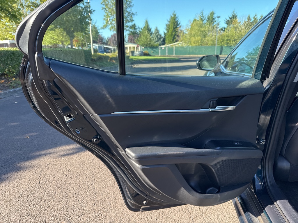 2020 Toyota Camry SE photo 17