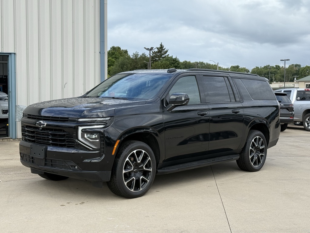 2025 Chevrolet Suburban RST photo 3