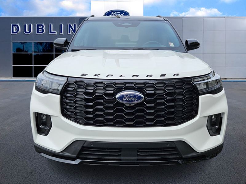 2025 Ford Explorer ST-Line photo 2
