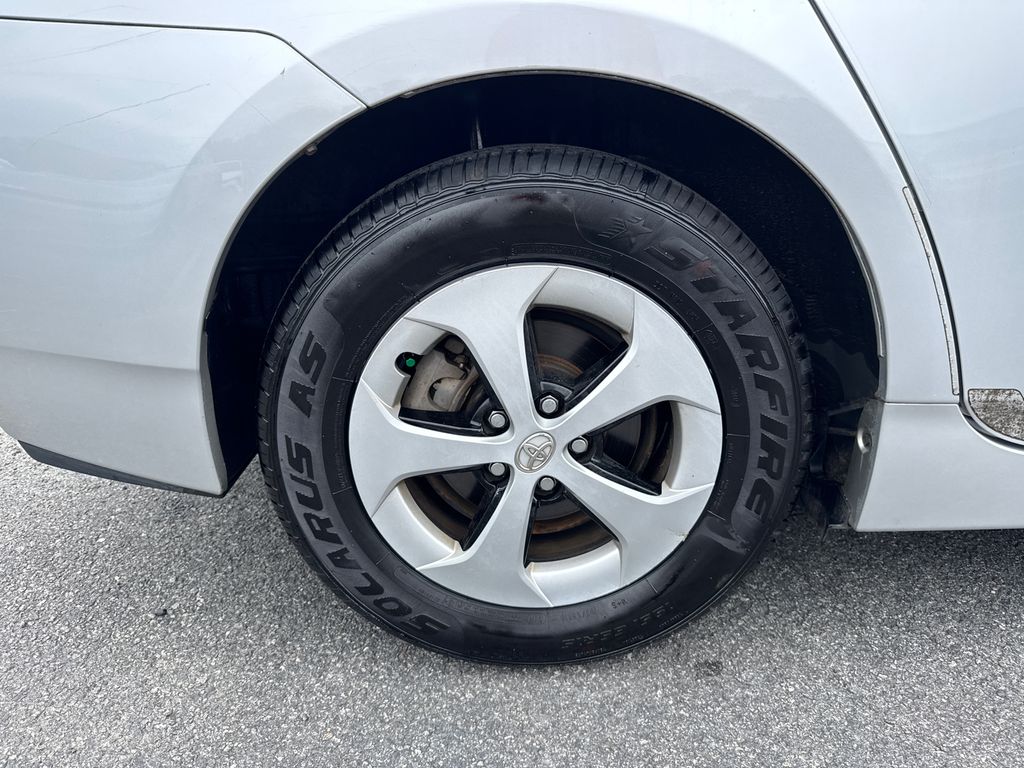 2015 Toyota Prius Four photo 17