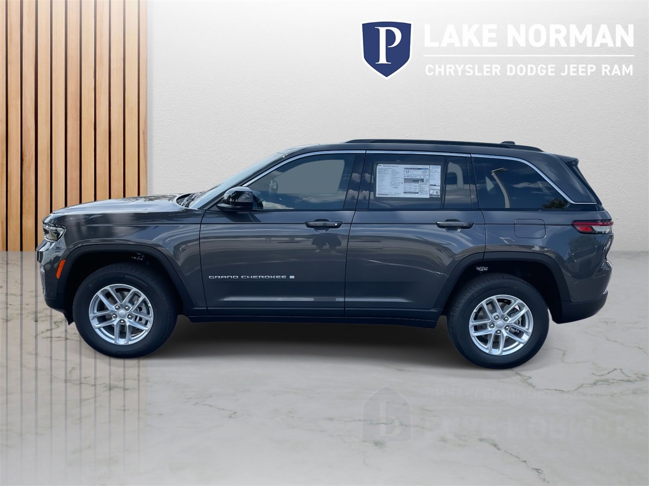 2025 Jeep Grand Cherokee Laredo photo 5