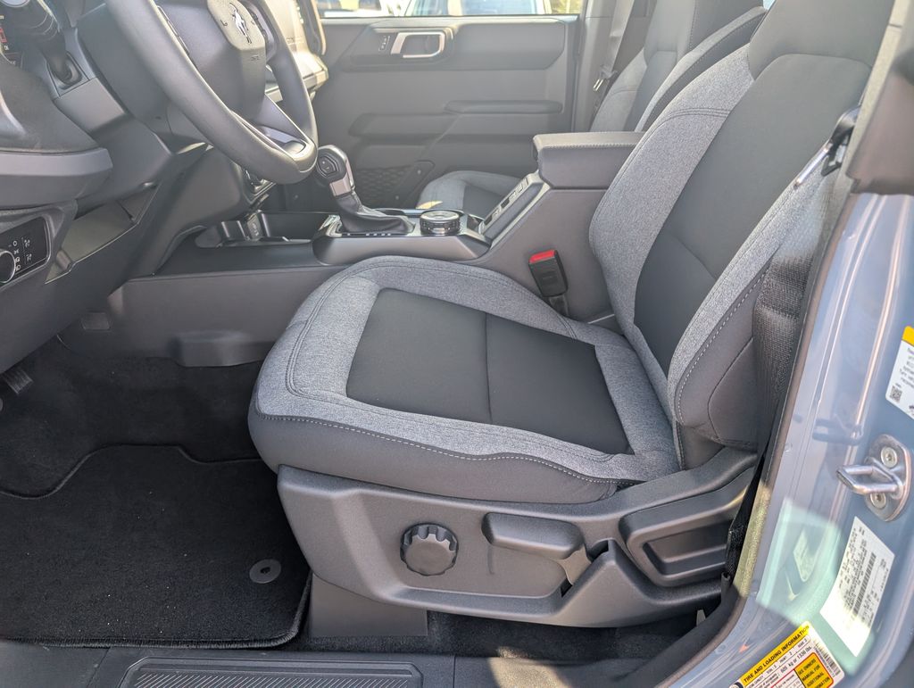 2025 Ford Bronco Base photo 5