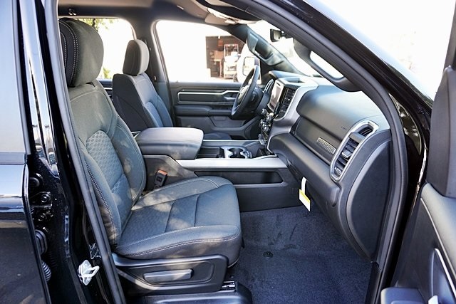 New 2026 Diamond Black Crystal Pearl-Coat Exterior Paint RAM Big Horn/Lone Star image 14