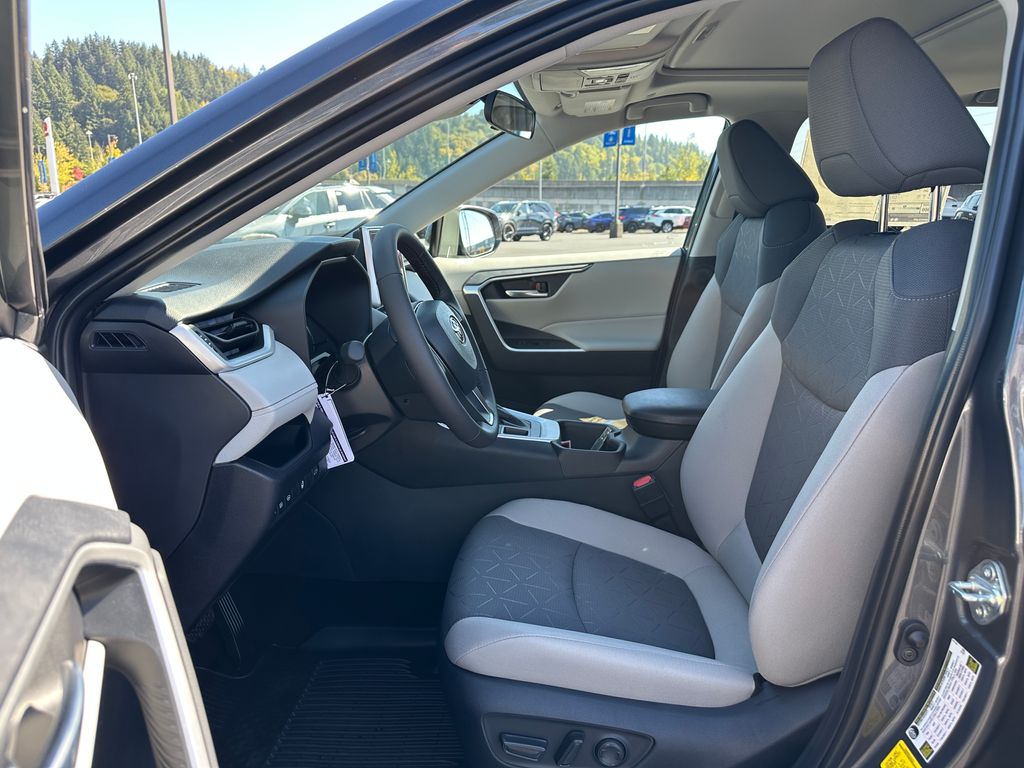 2025 Toyota RAV4 XLE photo 13