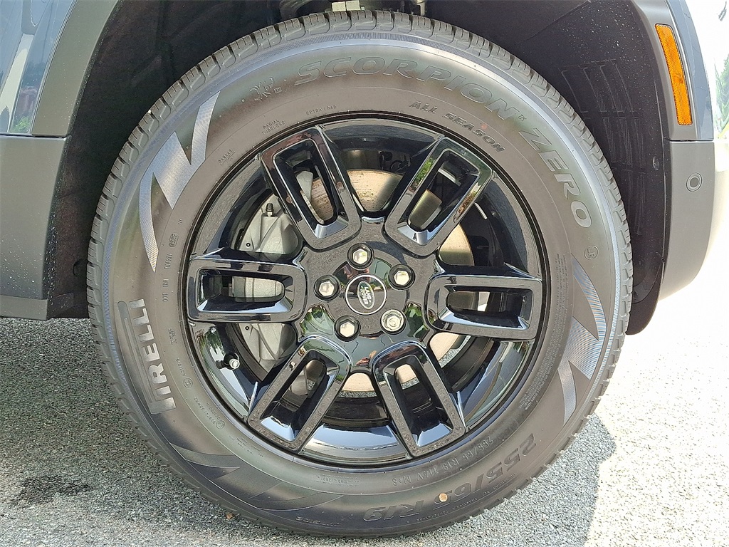 2025 Land Rover Defender 110 S photo 4