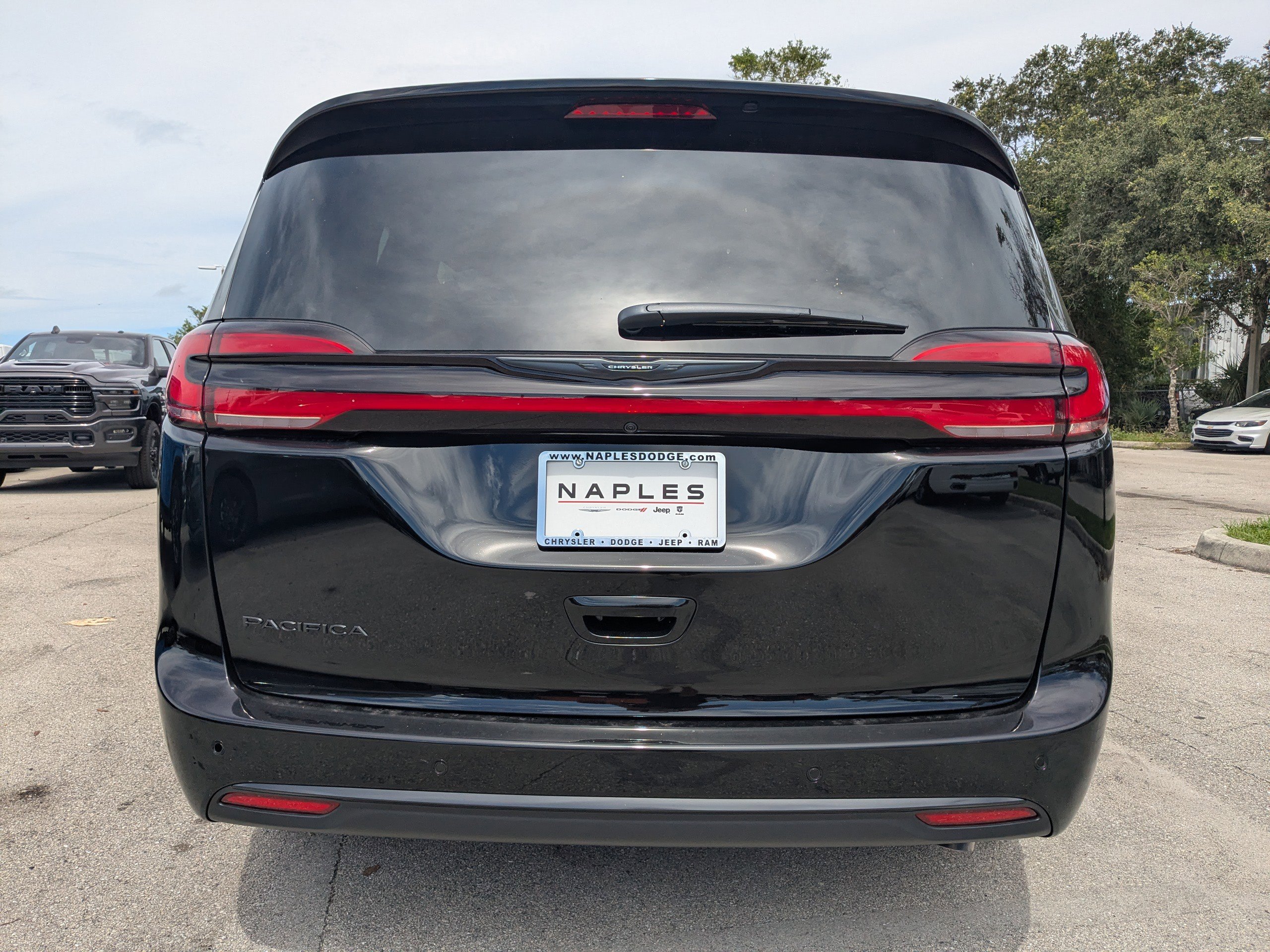 2025 Chrysler Pacifica photo 3