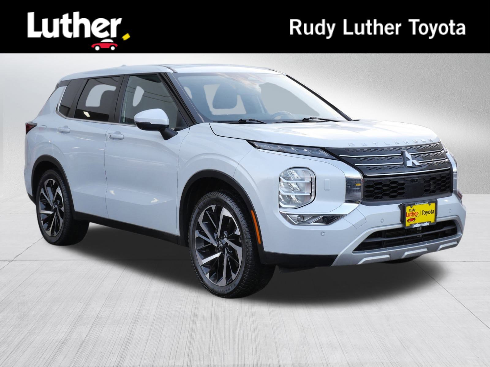 2022 Mitsubishi Outlander SE's photo