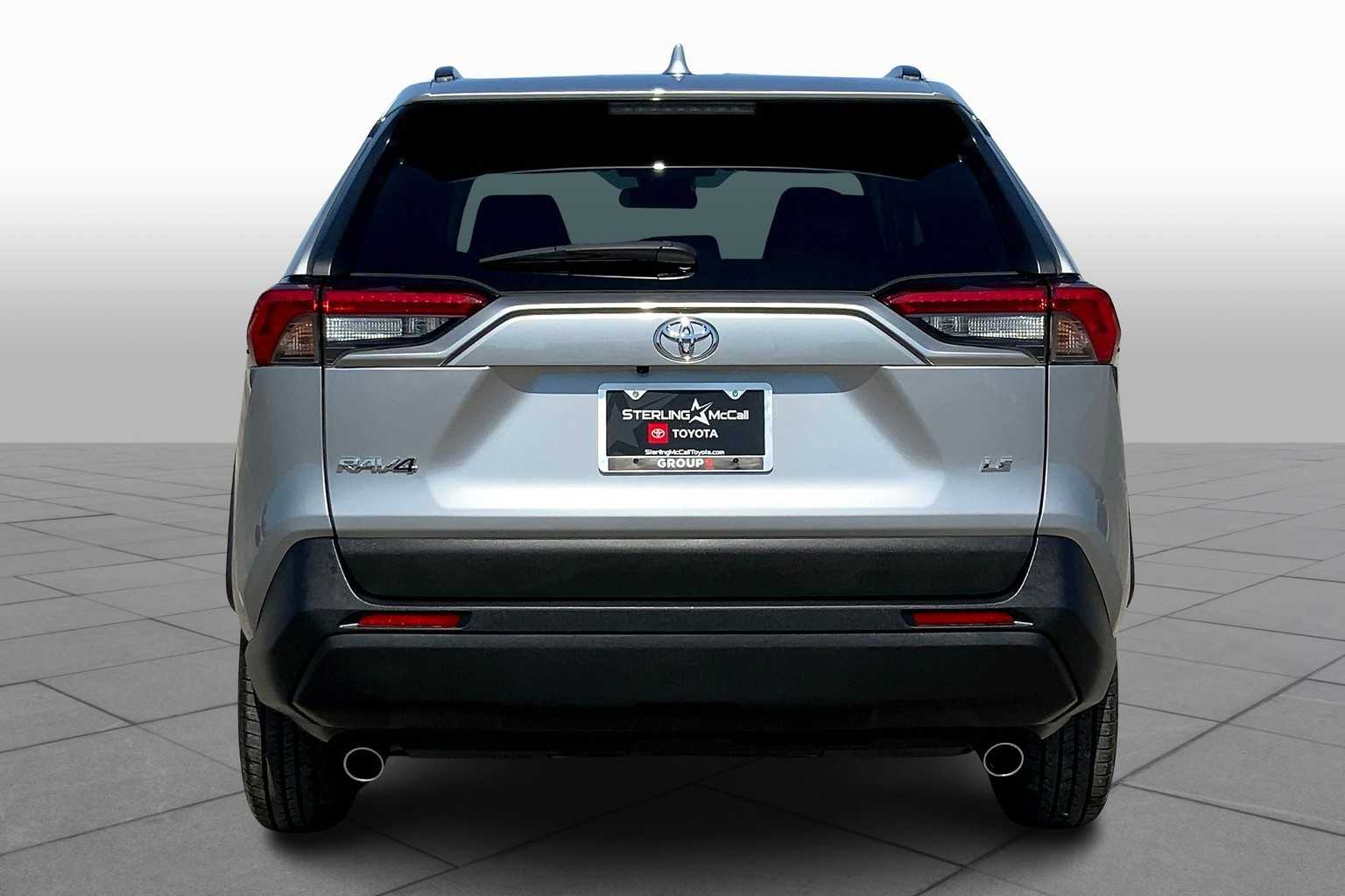2019 Toyota RAV4 LE photo 4