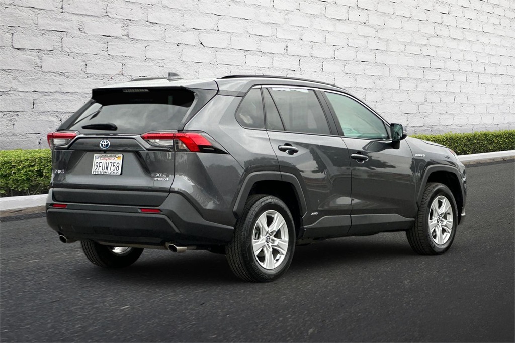 2020 Toyota RAV4 Hybrid XLE photo 3