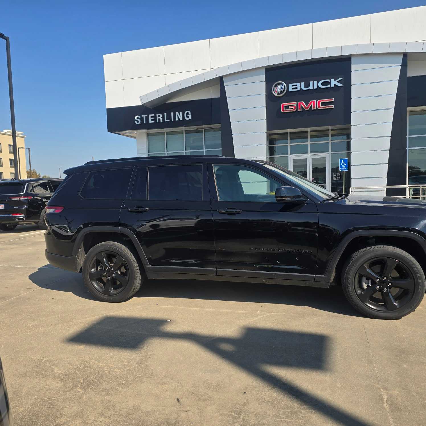 2023 Jeep Grand Cherokee Laredo Altitude photo 2
