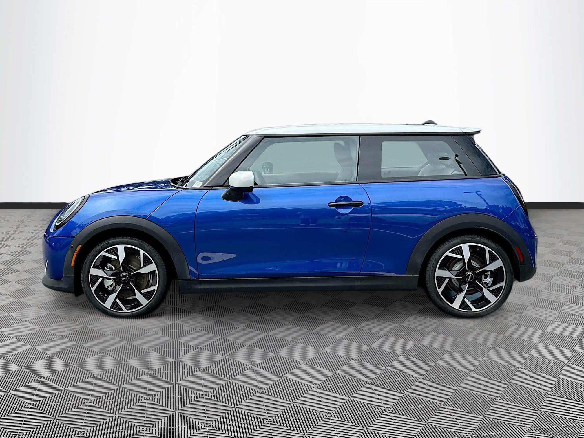 2025 Mini Cooper 2 Door Hardtop Signature photo 4