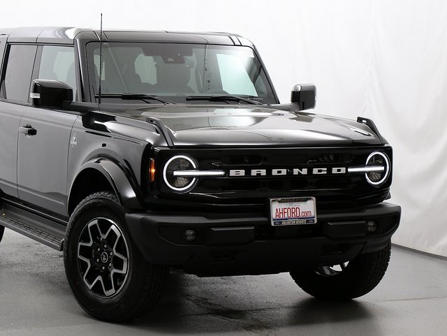 2025 Ford Bronco Outer Banks photo 2