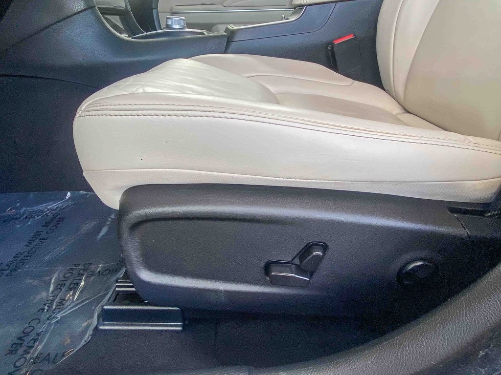 2021 Chrysler 300 Touring photo 18