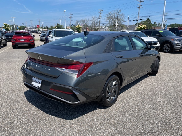 2024 Hyundai Elantra SEL photo 6