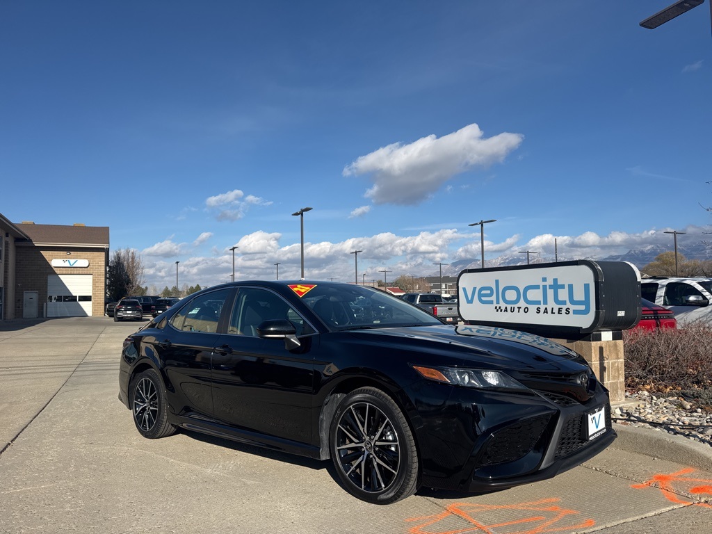 2021 Toyota Camry SE's photo