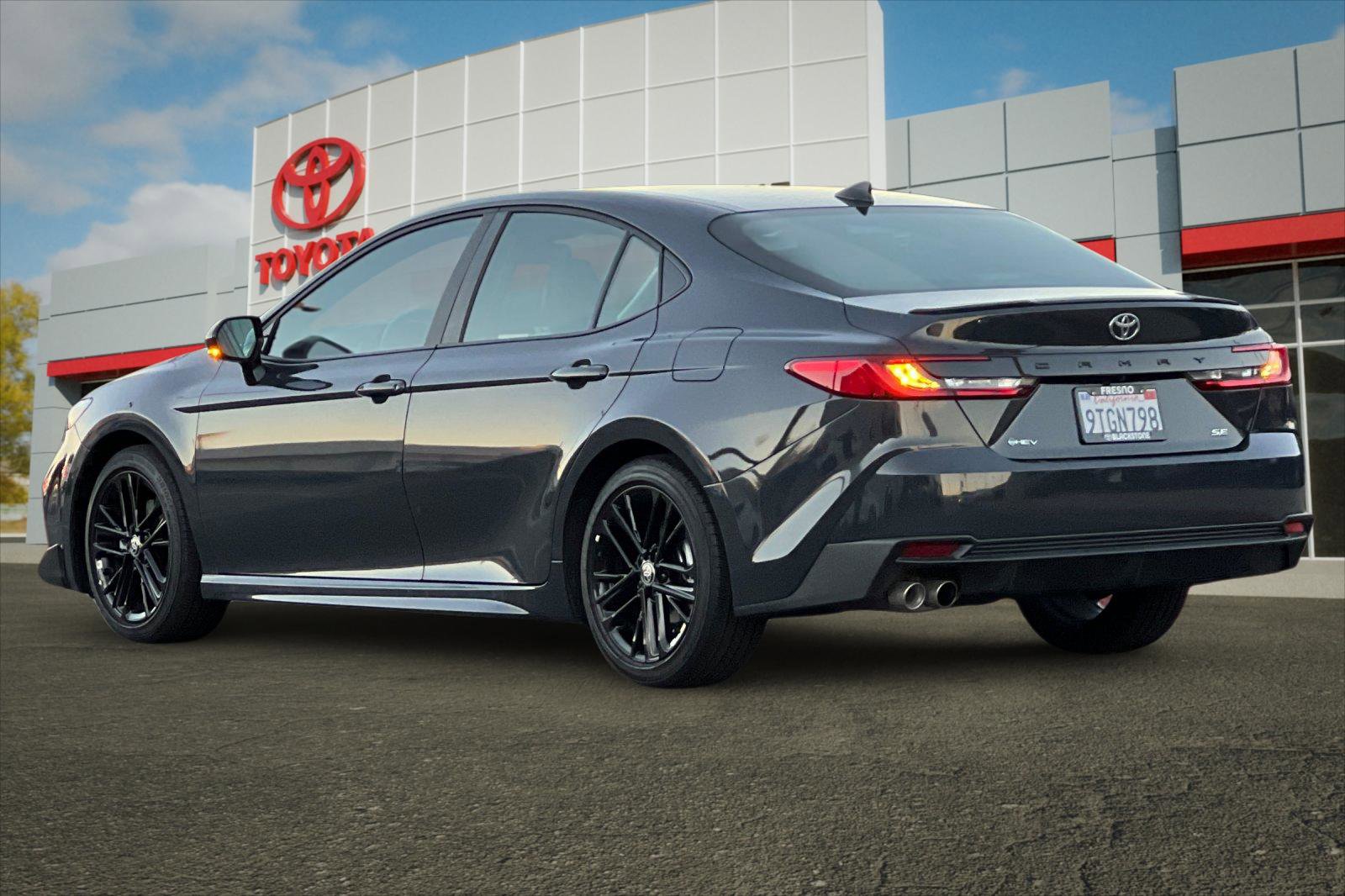 2025 Toyota Camry SE photo 3