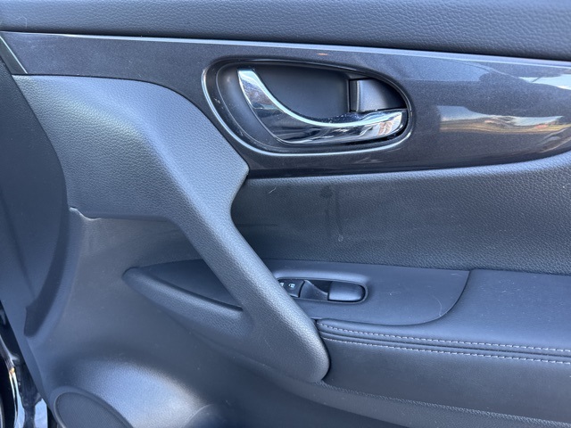 2017 Nissan Rogue SV photo 18