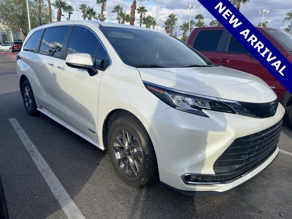 2021 Toyota Sienna XLE photo 2
