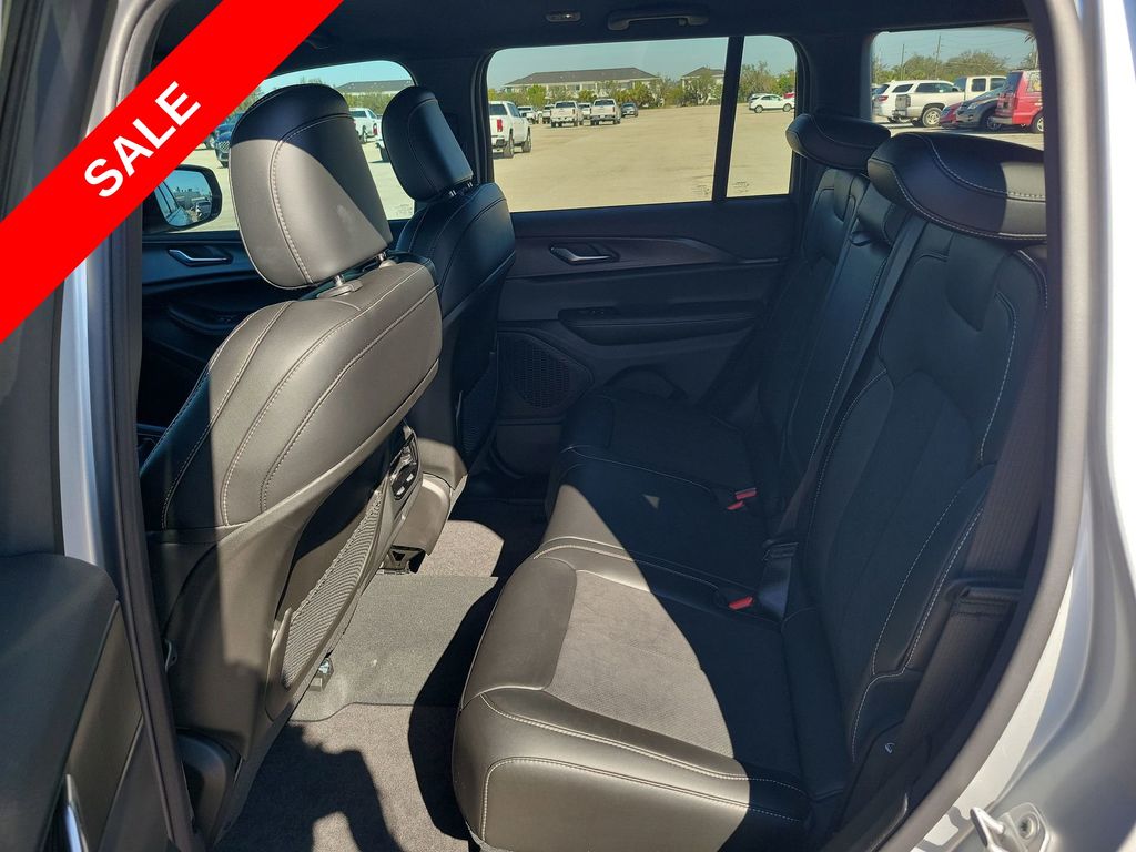 2025 Jeep Grand Cherokee Laredo Altitude photo 23