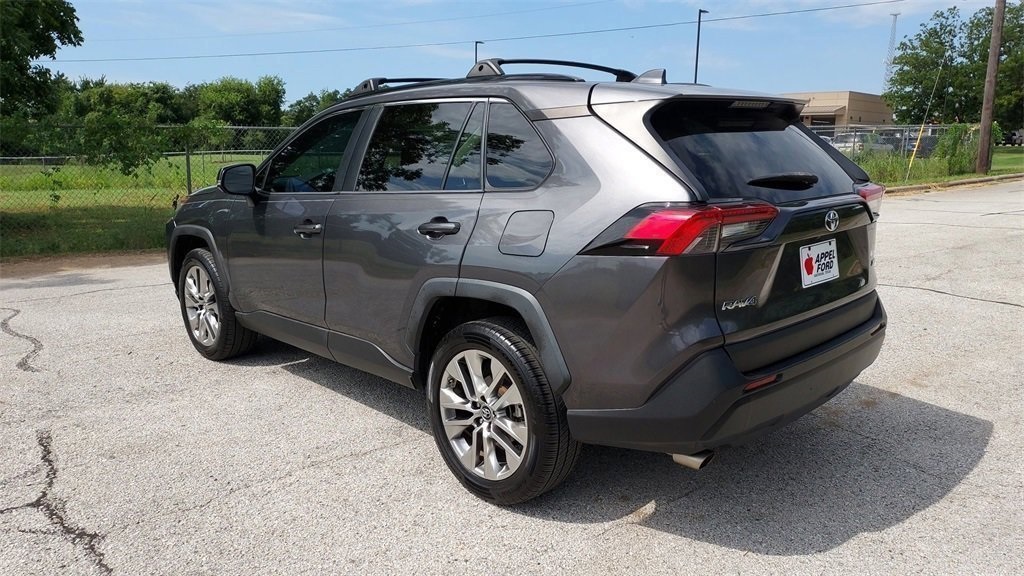 2019 Toyota RAV4 XLE Premium photo 4