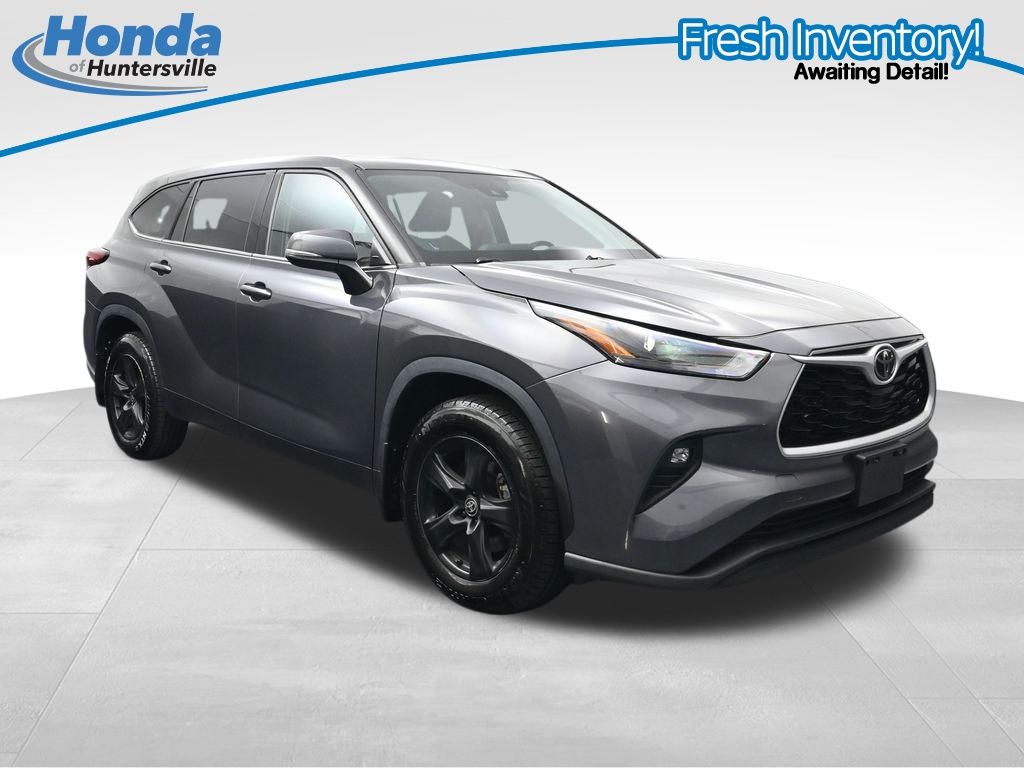 2022 Toyota Highlander LE's photo