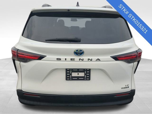 2021 Toyota Sienna LE photo 3