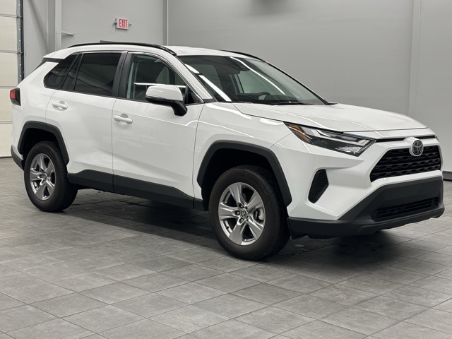 2025 Toyota RAV4 XLE's photo