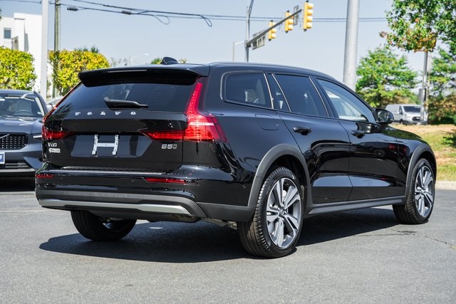 2026 Volvo V60 Cross Country B5 Plus photo 2