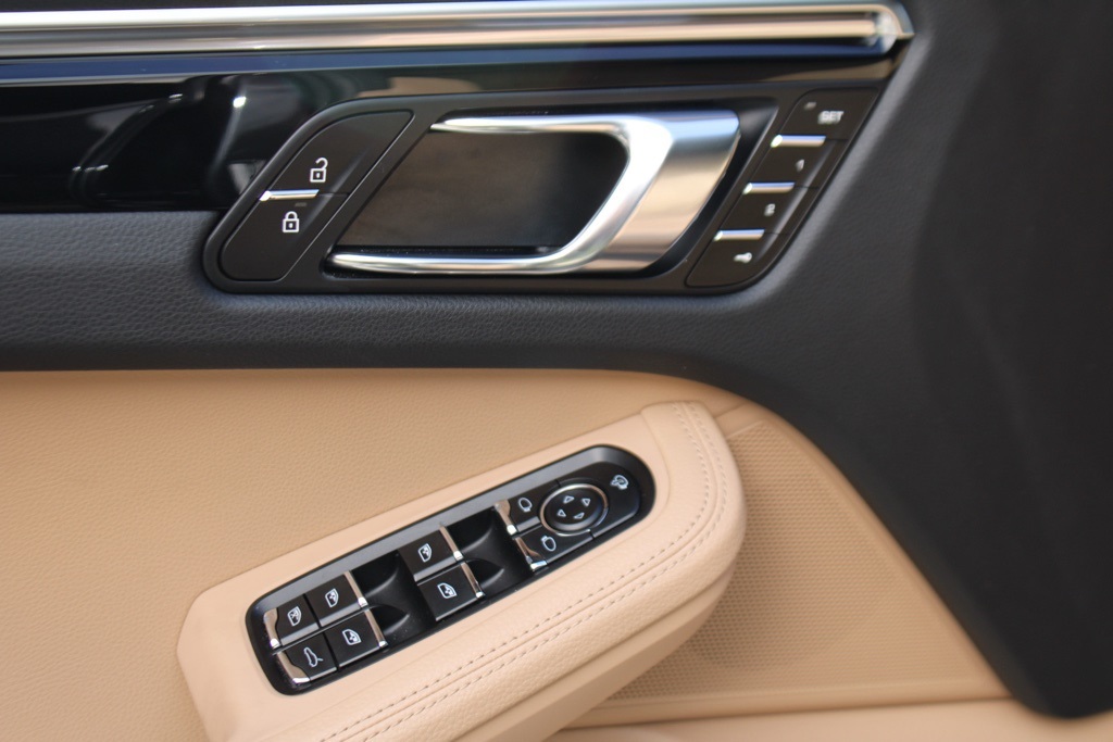 2024 Porsche Macan Base photo 17
