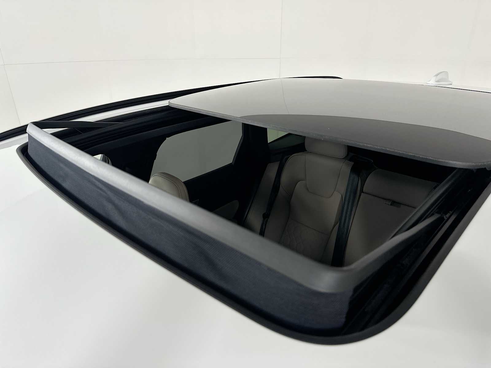 2026 Volvo XC60 B5 Plus photo 20