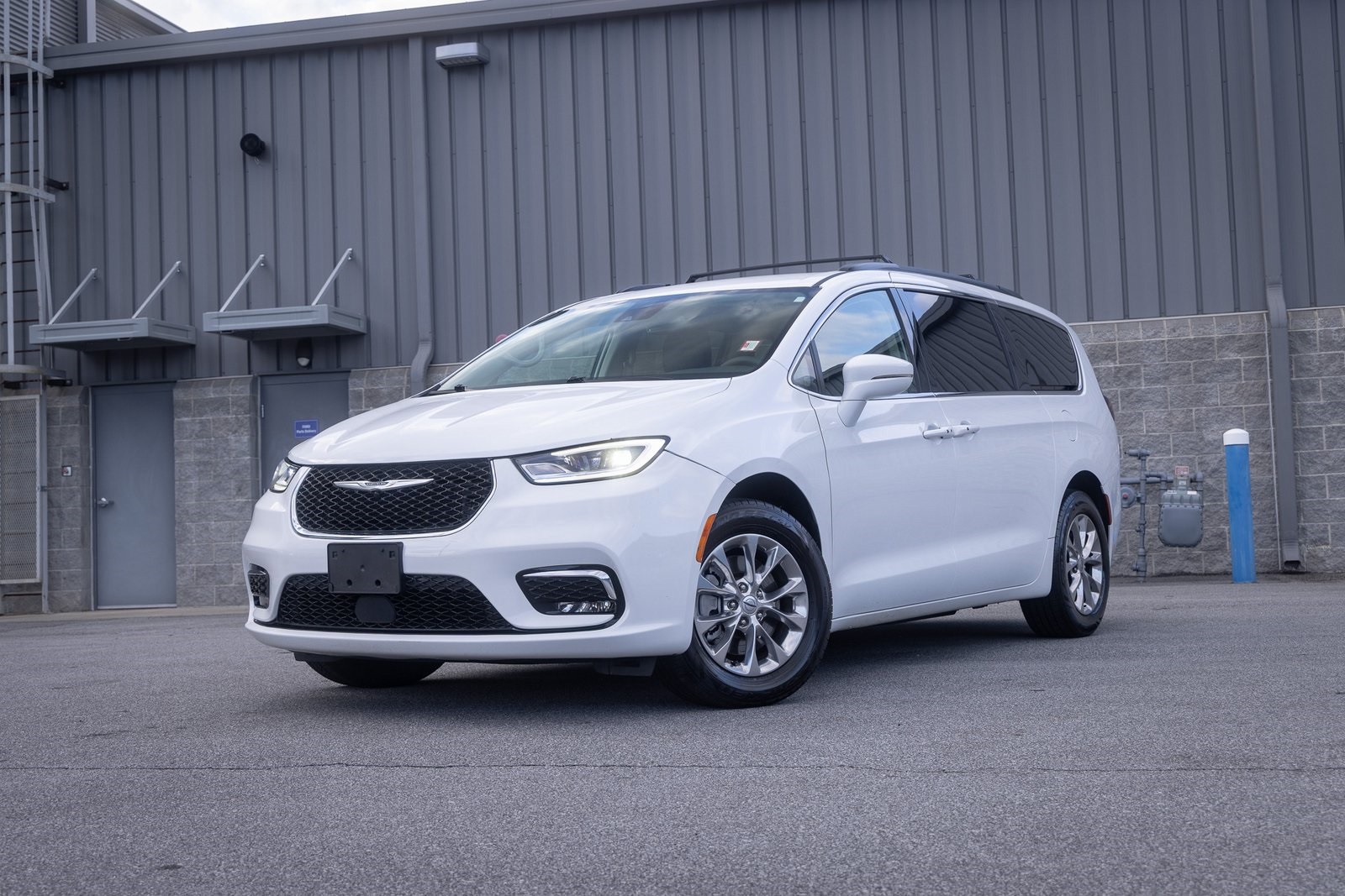 2022 Chrysler Pacifica Touring L's photo