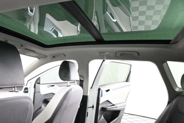 2025 Volkswagen Taos SE photo 4