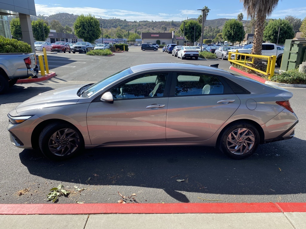 2024 Hyundai Elantra SEL photo 3