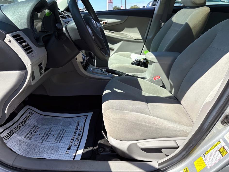 2013 Toyota Corolla LE photo 14