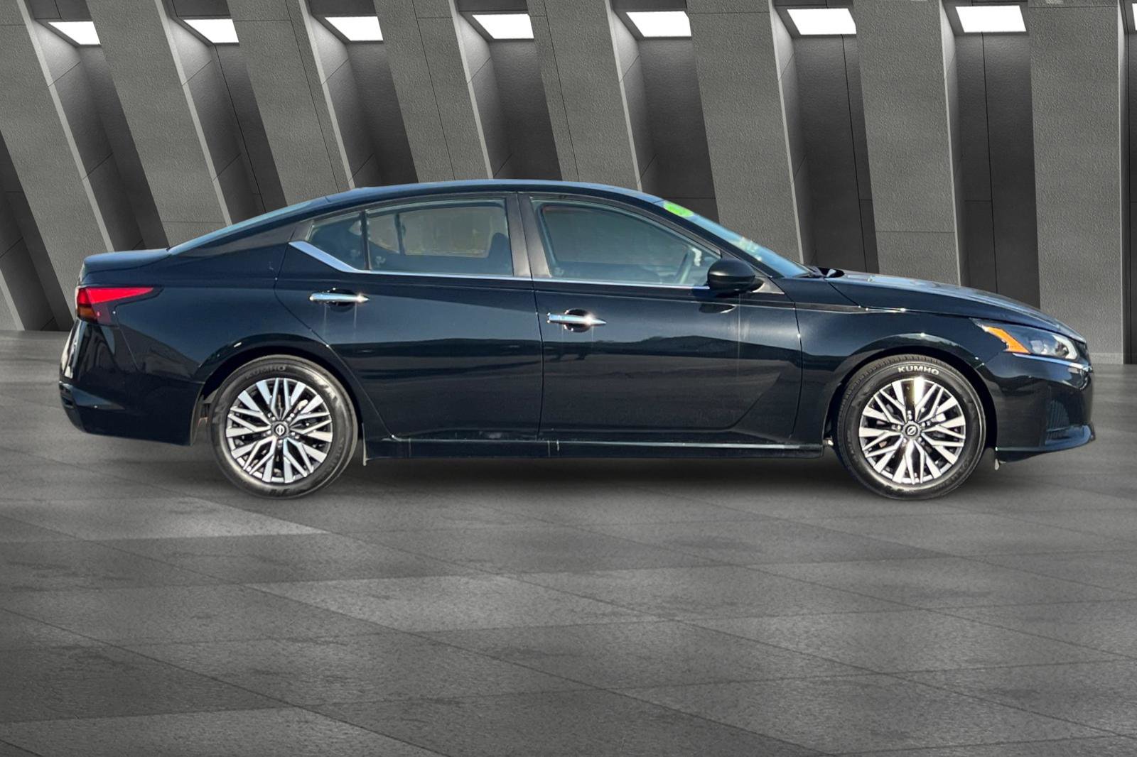 2024 Nissan Altima 2.5 SV photo 2