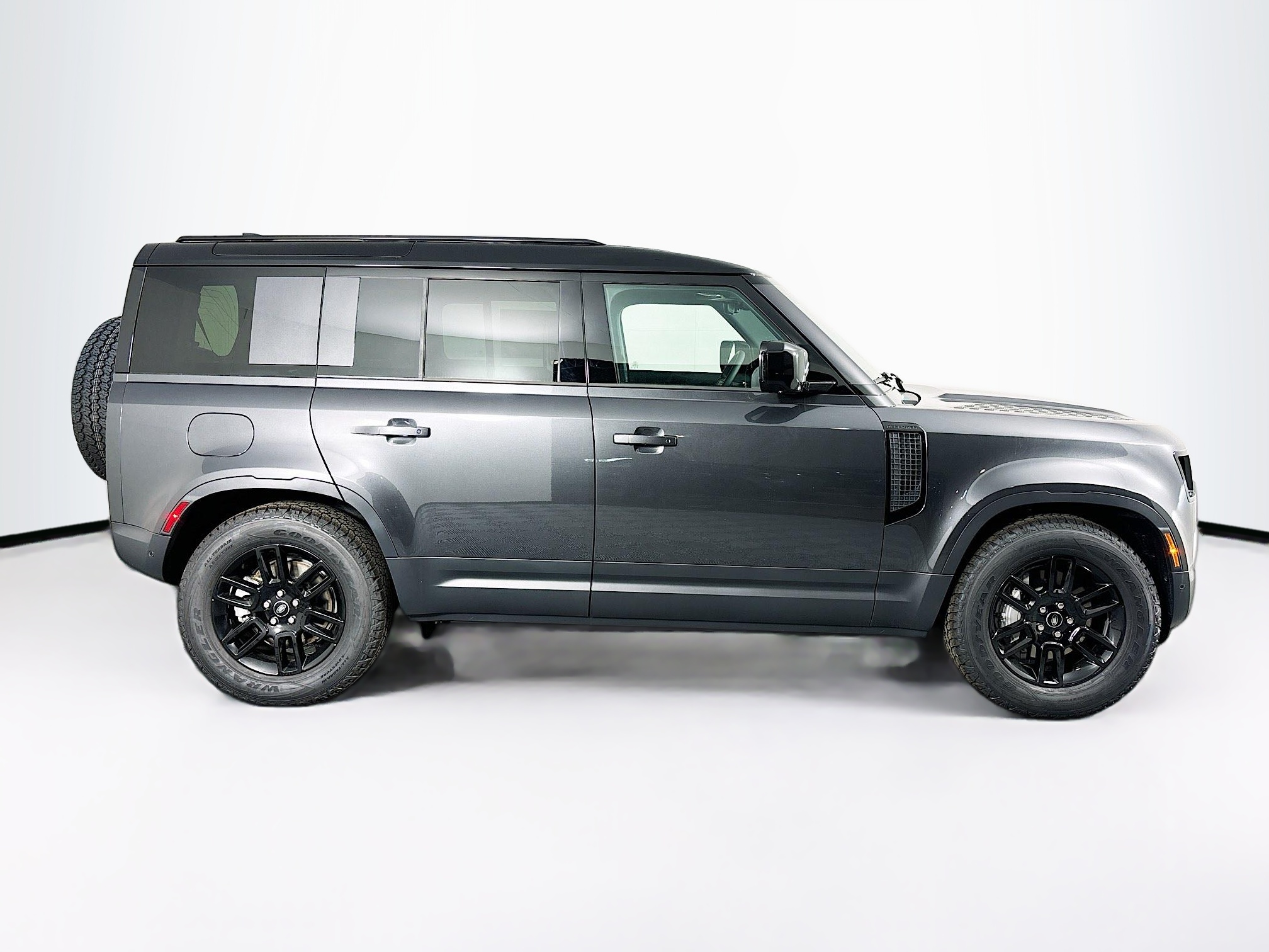 2025 Land Rover Defender 110 S photo 2