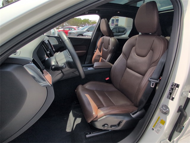 2023 Volvo XC60 B5 Ultimate photo 5