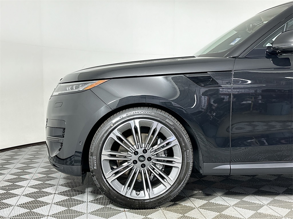 2025 Land Rover Range Rover Sport SE photo 5