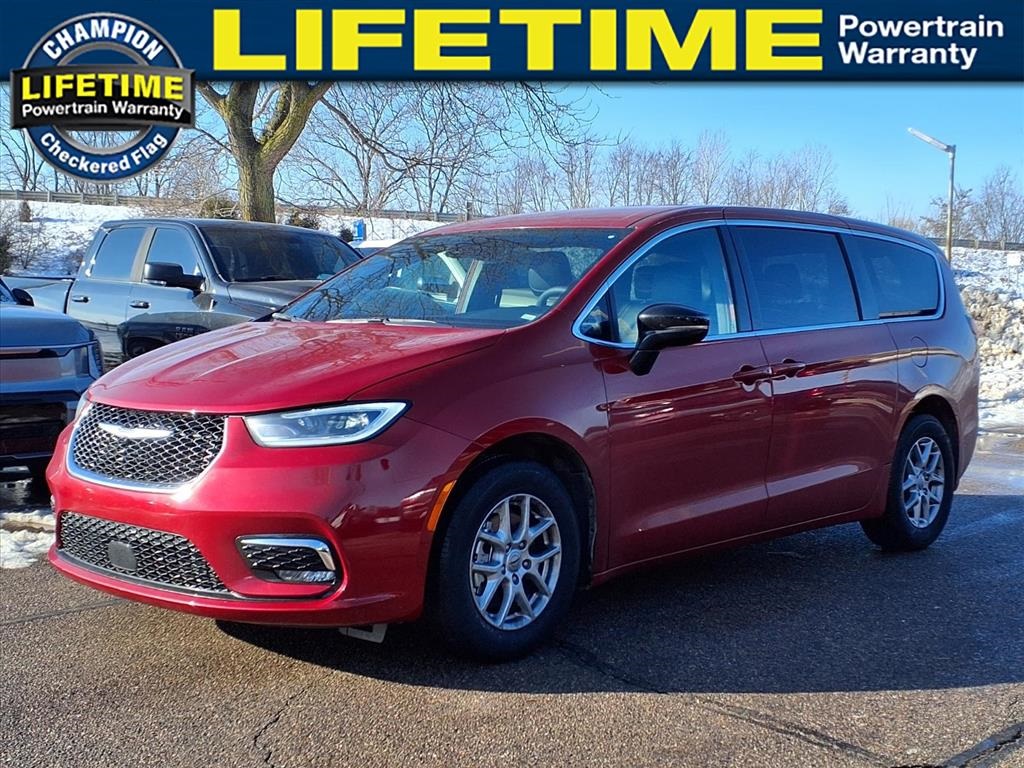 2025 Chrysler Pacifica Select's photo