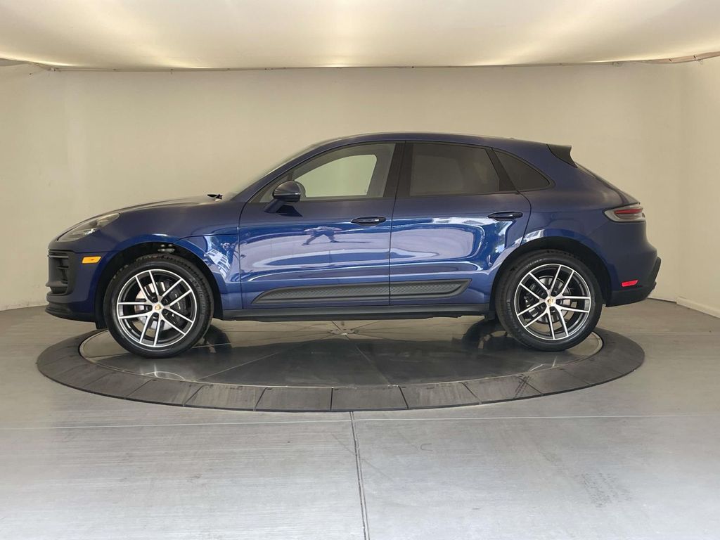 2024 Porsche Macan Base photo 2